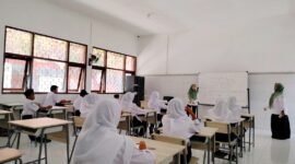 Siswi SRMP 29 Pamekasan mengikuti kegiatan pembelajaran beberapa waktu lalu. (DOK. KLIKMADURA)