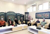 Ach. Suhairi bersama sejumlah warga saat berada di Kantor DPRD Pamekasan sebelum menyerahkan surat usulan pemakzulan kepada pimpinan dewan. (MOH. IQBALUL KHAVEI MZ / KLIKMADURA)