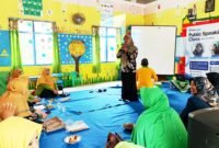 Founder Klik Madura Sari Purwati saat menyampaikan materi public speaking di TK ABA VI Pakong. (DOK. KLIKMADURA)
