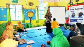 Founder Klik Madura Sari Purwati saat menyampaikan materi public speaking di TK ABA VI Pakong. (DOK. KLIKMADURA)