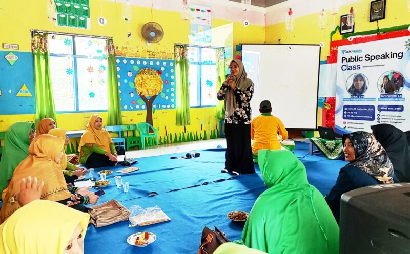 Founder Klik Madura Sari Purwati saat menyampaikan materi public speaking di TK ABA VI Pakong. (DOK. KLIKMADURA)