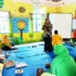 Founder Klik Madura Sari Purwati saat menyampaikan materi public speaking di TK ABA VI Pakong. (DOK. KLIKMADURA)