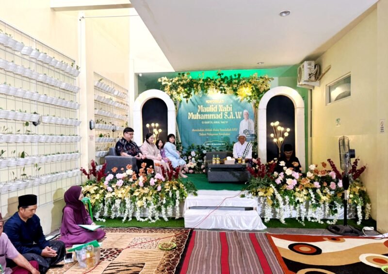 Owner RSIA Puri Bunda Madura, dr. Franky Ardhana Kawilarang, Direktur RSIA Puri Bunda Madura, dr. Anita Setiawati saat menghadiri peringatan maulid Nabi Muhammad SAW. (DOK. KLIKMADURA)