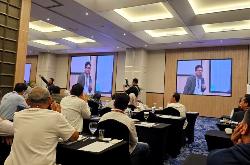 Yusriadi saat menjadi pembicara di salah satu seminar nasional. (DOK. KLIKMADURA)