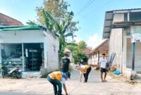 Tim teknis Dinas PUPR Pamekasan mendampingi tim dari Kementerian PUPR saat survei jalan yang akan diperbaiki beberapa waktu lalu. (DINAS PUPR PAMEKASAN UNTUK KLIKMADURA)