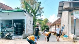 Tim teknis Dinas PUPR Pamekasan mendampingi tim dari Kementerian PUPR saat survei jalan yang akan diperbaiki beberapa waktu lalu. (DINAS PUPR PAMEKASAN UNTUK KLIKMADURA)