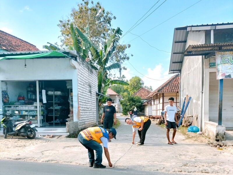 Tim teknis Dinas PUPR Pamekasan mendampingi tim dari Kementerian PUPR saat survei jalan yang akan diperbaiki beberapa waktu lalu. (DINAS PUPR PAMEKASAN UNTUK KLIKMADURA)