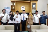 Sekretaris Daerah (Sekda) Sampang, Yuliadi Setiawan foto bersama sejumlah stakeholders usai membahas sertifikasi halal. (MUKSIN IKSAN / KLIKMADURA)