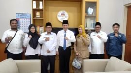 Sekretaris Daerah (Sekda) Sampang, Yuliadi Setiawan foto bersama sejumlah stakeholders usai membahas sertifikasi halal. (MUKSIN IKSAN / KLIKMADURA)