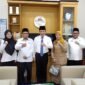 Sekretaris Daerah (Sekda) Sampang, Yuliadi Setiawan foto bersama sejumlah stakeholders usai membahas sertifikasi halal. (MUKSIN IKSAN / KLIKMADURA)