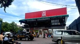 Warga berada di sekitar Yala Kopitiam Plus Pamekasan. (MOH. IQBALUL KHAVEI MZ / KLIKMADURA)