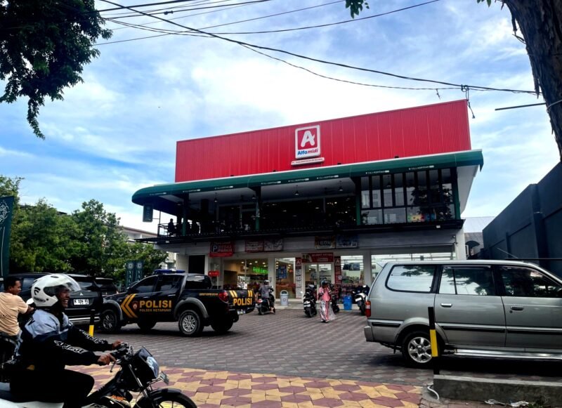 Warga berada di sekitar Yala Kopitiam Plus Pamekasan. (MOH. IQBALUL KHAVEI MZ / KLIKMADURA)