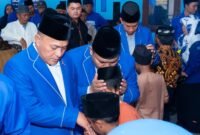 Ketua DPC Partai Demokrat Pamekasan, Ismail,. S.HI,. M.IP bersama Kader Utama Partai Demokrat H. Sukriyanto memberikan santunan kepada anak yatim saat perayaan HUT ke-24 Partai Demokrat. (DOK. KLIKMADURA)