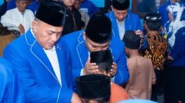 Ketua DPC Partai Demokrat Pamekasan, Ismail,. S.HI,. M.IP bersama Kader Utama Partai Demokrat H. Sukriyanto memberikan santunan kepada anak yatim saat perayaan HUT ke-24 Partai Demokrat. (DOK. KLIKMADURA)