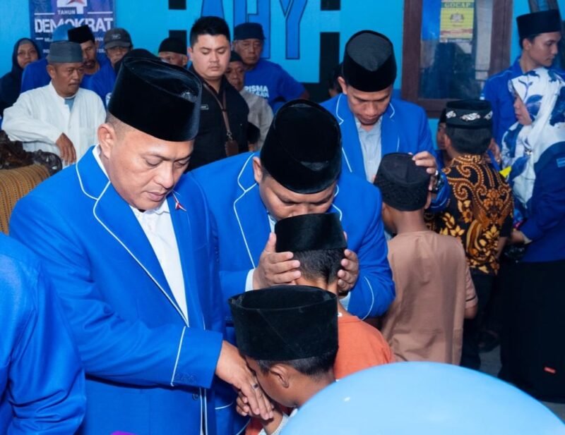 Ketua DPC Partai Demokrat Pamekasan, Ismail,. S.HI,. M.IP bersama Kader Utama Partai Demokrat H. Sukriyanto memberikan santunan kepada anak yatim saat perayaan HUT ke-24 Partai Demokrat. (DOK. KLIKMADURA)