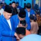 Ketua DPC Partai Demokrat Pamekasan, Ismail,. S.HI,. M.IP bersama Kader Utama Partai Demokrat H. Sukriyanto memberikan santunan kepada anak yatim saat perayaan HUT ke-24 Partai Demokrat. (DOK. KLIKMADURA)