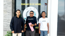 Aktivis Front Peduli Transparansi Publik (F-PTP) saat berada di Kantor Kejari Sampang.