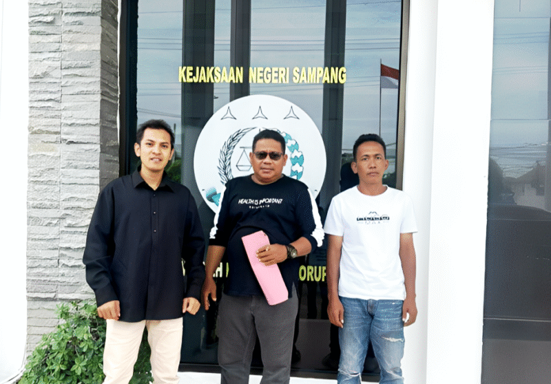 Aktivis Front Peduli Transparansi Publik (F-PTP) saat berada di Kantor Kejari Sampang.