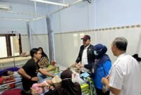 Ketua DPRD Pamekasan, Ali Masykur didampingi Kepala Puskesmas Tlanakan dr. Henny Setyowati saat melihat kondisi siswa yang diduga keracunan akibat mengonsumsi MBG. (ISTIMEWA)