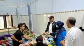 Ketua DPRD Pamekasan, Ali Masykur didampingi Kepala Puskesmas Tlanakan dr. Henny Setyowati saat melihat kondisi siswa yang diduga keracunan akibat mengonsumsi MBG. (ISTIMEWA)