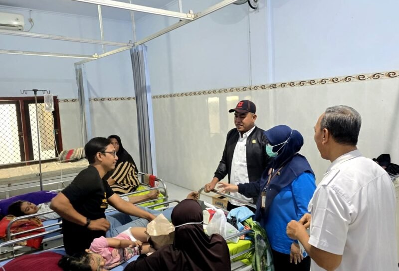 Ketua DPRD Pamekasan, Ali Masykur didampingi Kepala Puskesmas Tlanakan dr. Henny Setyowati saat melihat kondisi siswa yang diduga keracunan akibat mengonsumsi MBG. (ISTIMEWA)