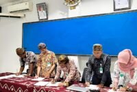 TACB dan perwakilan Disporabudpar Sampang menandatangani hasil sidang penetapan cagar budaya. (DISPORABUDPAR SAMPANG UNTUK KLIKMADURA)
