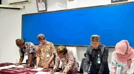 TACB dan perwakilan Disporabudpar Sampang menandatangani hasil sidang penetapan cagar budaya. (DISPORABUDPAR SAMPANG UNTUK KLIKMADURA)