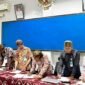 TACB dan perwakilan Disporabudpar Sampang menandatangani hasil sidang penetapan cagar budaya. (DISPORABUDPAR SAMPANG UNTUK KLIKMADURA)