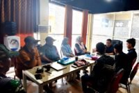 Sejumlah pihak di SPPG Polagan 3 saat melakukan klarifikasi terkait menu MBG yang dinilai tidak sesuai standar BGN. (DOK. KLIKMADURA)