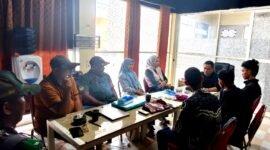 Sejumlah pihak di SPPG Polagan 3 saat melakukan klarifikasi terkait menu MBG yang dinilai tidak sesuai standar BGN. (DOK. KLIKMADURA)