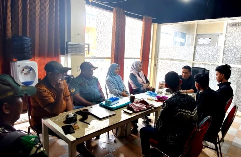 Sejumlah pihak di SPPG Polagan 3 saat melakukan klarifikasi terkait menu MBG yang dinilai tidak sesuai standar BGN. (DOK. KLIKMADURA)