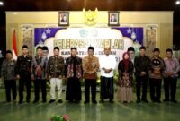 BANGGA: Bupati Pamekasan Dr. Khalilurrahman (tengah) bersama Ketua DPRD Pamekasan Ali Masykur dan Kabag Kesra Setda Kabupaten Pamekasan Abrari Rais (dua dari kanan) berfoto bersama perwakilan kafilah lomba MTQ (PROKOPIM FOR KLIKMADURA)