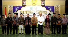 BANGGA: Bupati Pamekasan Dr. Khalilurrahman (tengah) bersama Ketua DPRD Pamekasan Ali Masykur dan Kabag Kesra Setda Kabupaten Pamekasan Abrari Rais (dua dari kanan) berfoto bersama perwakilan kafilah lomba MTQ (PROKOPIM FOR KLIKMADURA)