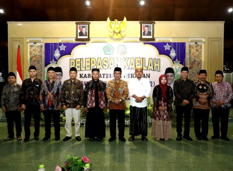 BANGGA: Bupati Pamekasan Dr. Khalilurrahman (tengah) bersama Ketua DPRD Pamekasan Ali Masykur dan Kabag Kesra Setda Kabupaten Pamekasan Abrari Rais (dua dari kanan) berfoto bersama perwakilan kafilah lomba MTQ (PROKOPIM FOR KLIKMADURA)