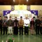 BANGGA: Bupati Pamekasan Dr. Khalilurrahman (tengah) bersama Ketua DPRD Pamekasan Ali Masykur dan Kabag Kesra Setda Kabupaten Pamekasan Abrari Rais (dua dari kanan) berfoto bersama perwakilan kafilah lomba MTQ (PROKOPIM FOR KLIKMADURA)