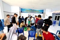 Mahasiswa UTM saat mempraktikkan pembuatan pakan lele menggunakan ikan rucah di Balai Kelurahan Gunung Sekar, Kecamatan Sampang. (ISTIMEWA)