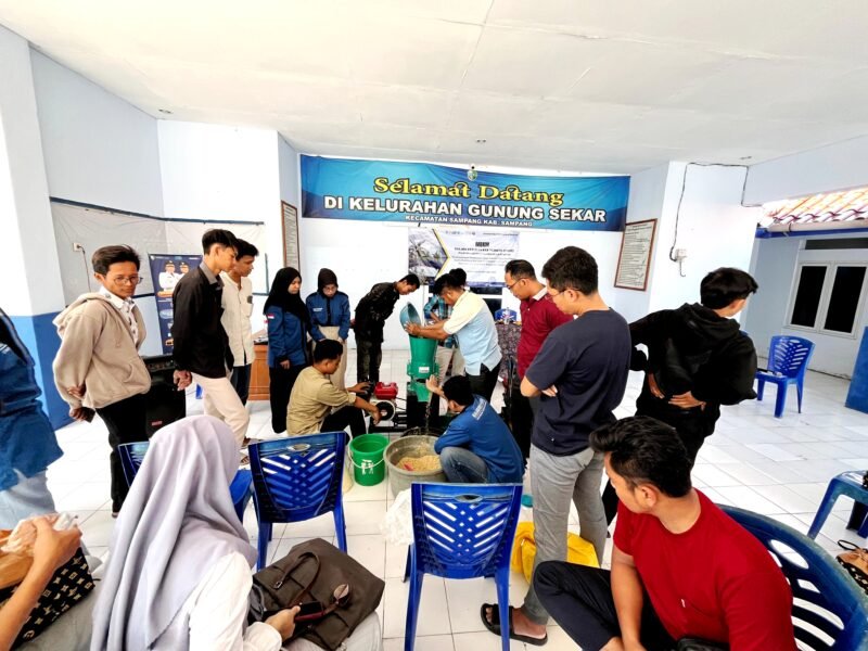 Mahasiswa UTM saat mempraktikkan pembuatan pakan lele menggunakan ikan rucah di Balai Kelurahan Gunung Sekar, Kecamatan Sampang. (ISTIMEWA)