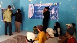 Dosen UTM Dr. Maulina Kusuma Wardhani saat menyampaikan materi pelatihan kepada nelayan Sampang.