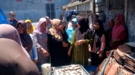 Sejumlah ibu-ibu di Pamekasan mengikuti pelatihan ikan asap yang digelar KKN-T Universitas Trunojoyo Madura (UTM).