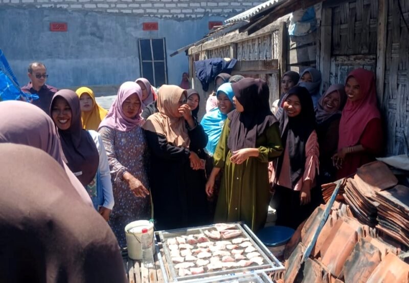 Sejumlah ibu-ibu di Pamekasan mengikuti pelatihan ikan asap yang digelar KKN-T Universitas Trunojoyo Madura (UTM).