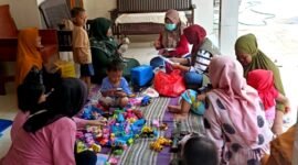 Tim tenaga kesehatan Puskesmas Pademawu saat melakukan imunisasi campak di Desa Dasok, Kecamatan Pademawu. (ISTIMEWA)