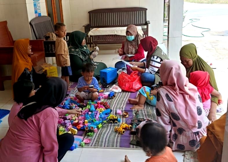 Tim tenaga kesehatan Puskesmas Pademawu saat melakukan imunisasi campak di Desa Dasok, Kecamatan Pademawu. (ISTIMEWA)