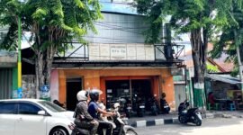 Pengendara melintas di depan tempat praktik dr. Tatik Sulistyowati di Jalan Trunojoyo, Pamekasan. (MOH. IQBALUL KHAVEI MZ / KLIKMADURA)