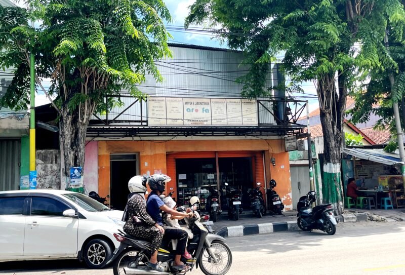 Pengendara melintas di depan tempat praktik dr. Tatik Sulistyowati di Jalan Trunojoyo, Pamekasan. (MOH. IQBALUL KHAVEI MZ / KLIKMADURA)