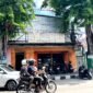Pengendara melintas di depan tempat praktik dr. Tatik Sulistyowati di Jalan Trunojoyo, Pamekasan. (MOH. IQBALUL KHAVEI MZ / KLIKMADURA)