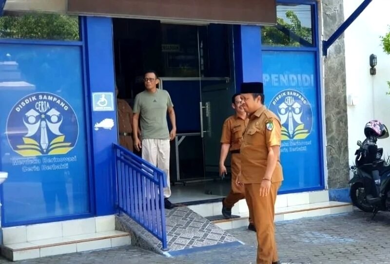 Wakil Bupati (Wabup) Sampang, H. Ahmad Mahfudz berkunjung ke Kantor Disdik Sampang. (DOK. KLIKMADURA)