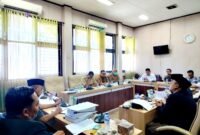 Suasana rapat antara Komisi IV DPRD Pamekasan bersama Korwil BGN Pamekasan, Kepala Dapur SPPG Larangan Tokol dan Perwakilan Yayasan Bergema Center di DPRD Kabupaten Pamekasan. (LAILIYATUN NURIYAH/KLIK MADURA)