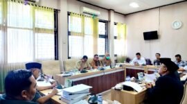 Suasana rapat antara Komisi IV DPRD Pamekasan bersama Korwil BGN Pamekasan, Kepala Dapur SPPG Larangan Tokol dan Perwakilan Yayasan Bergema Center di DPRD Kabupaten Pamekasan. (LAILIYATUN NURIYAH/KLIK MADURA)