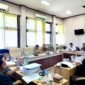 Suasana rapat antara Komisi IV DPRD Pamekasan bersama Korwil BGN Pamekasan, Kepala Dapur SPPG Larangan Tokol dan Perwakilan Yayasan Bergema Center di DPRD Kabupaten Pamekasan. (LAILIYATUN NURIYAH/KLIK MADURA)