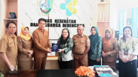 Kepala Dinkes KB Sampang, dr. Dwi Herlina Lusi Harini (pakai kerudung) foto bersama Perwakilan Yayasan Project HOPE. (ISTIMEWA)